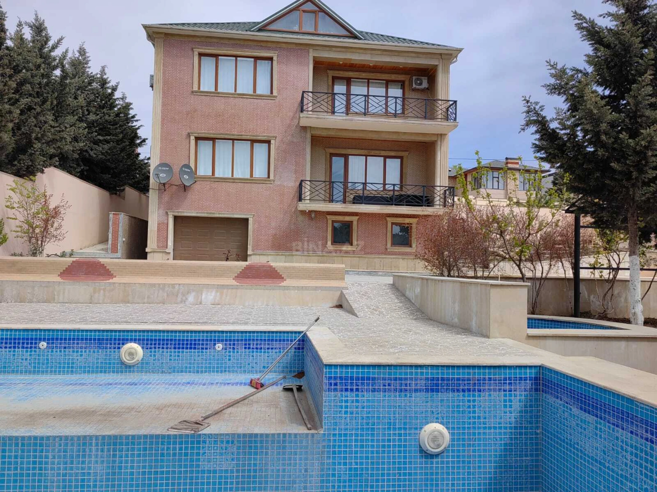 Satılır 6 otaqlı həyət evi 600 m²