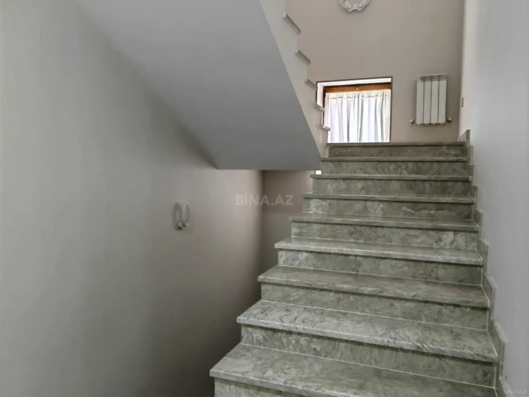 Satılır 6 otaqlı həyət evi 600 m²