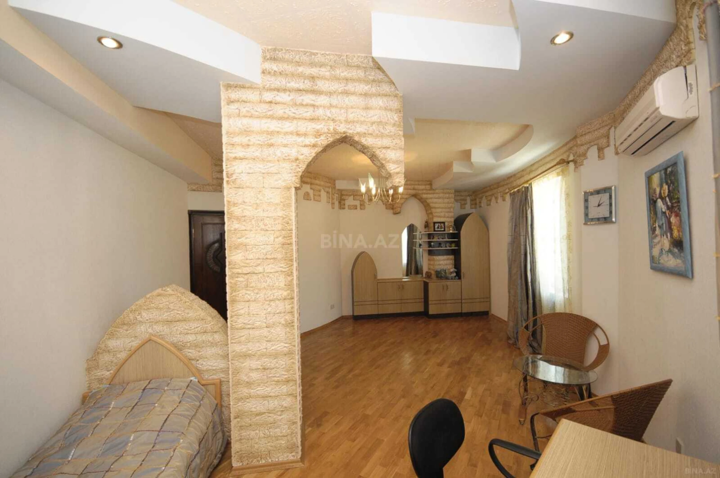 Satılır 9 otaqlı həyət evi 700 m²