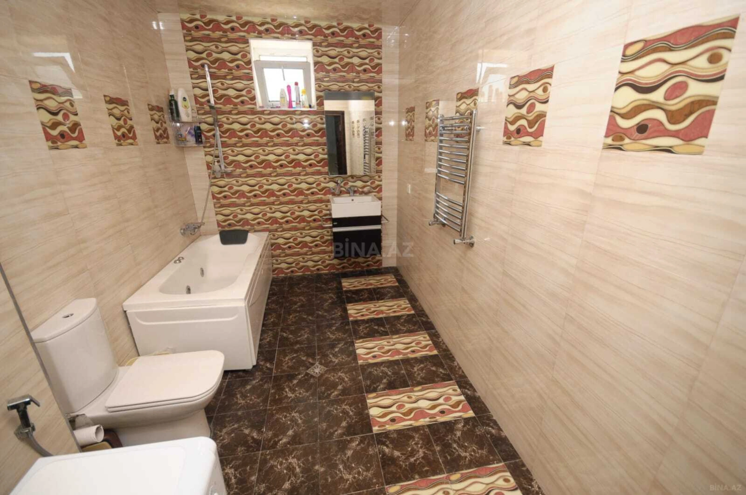 Satılır 9 otaqlı həyət evi 700 m²