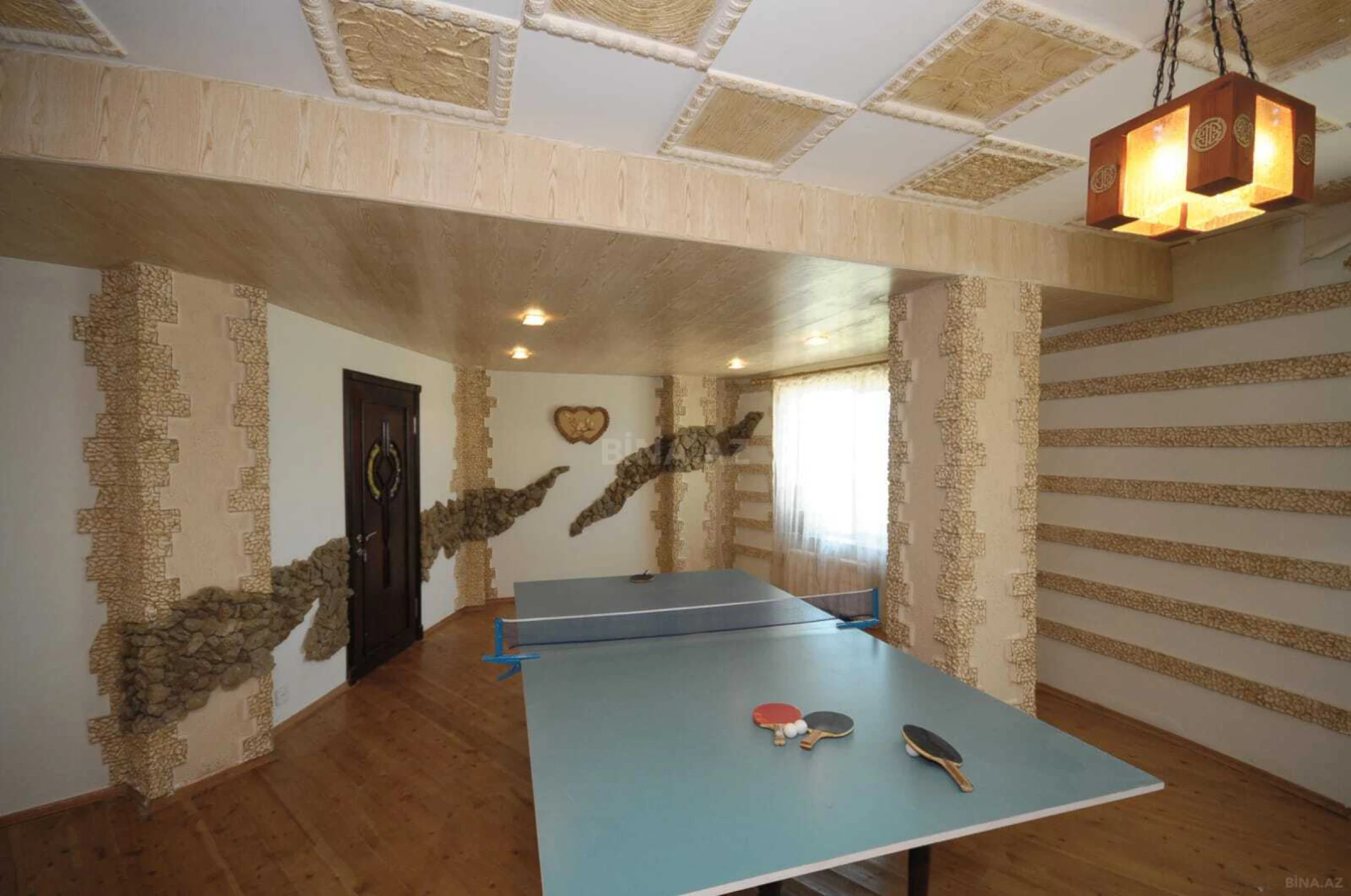 Satılır 9 otaqlı həyət evi 700 m²