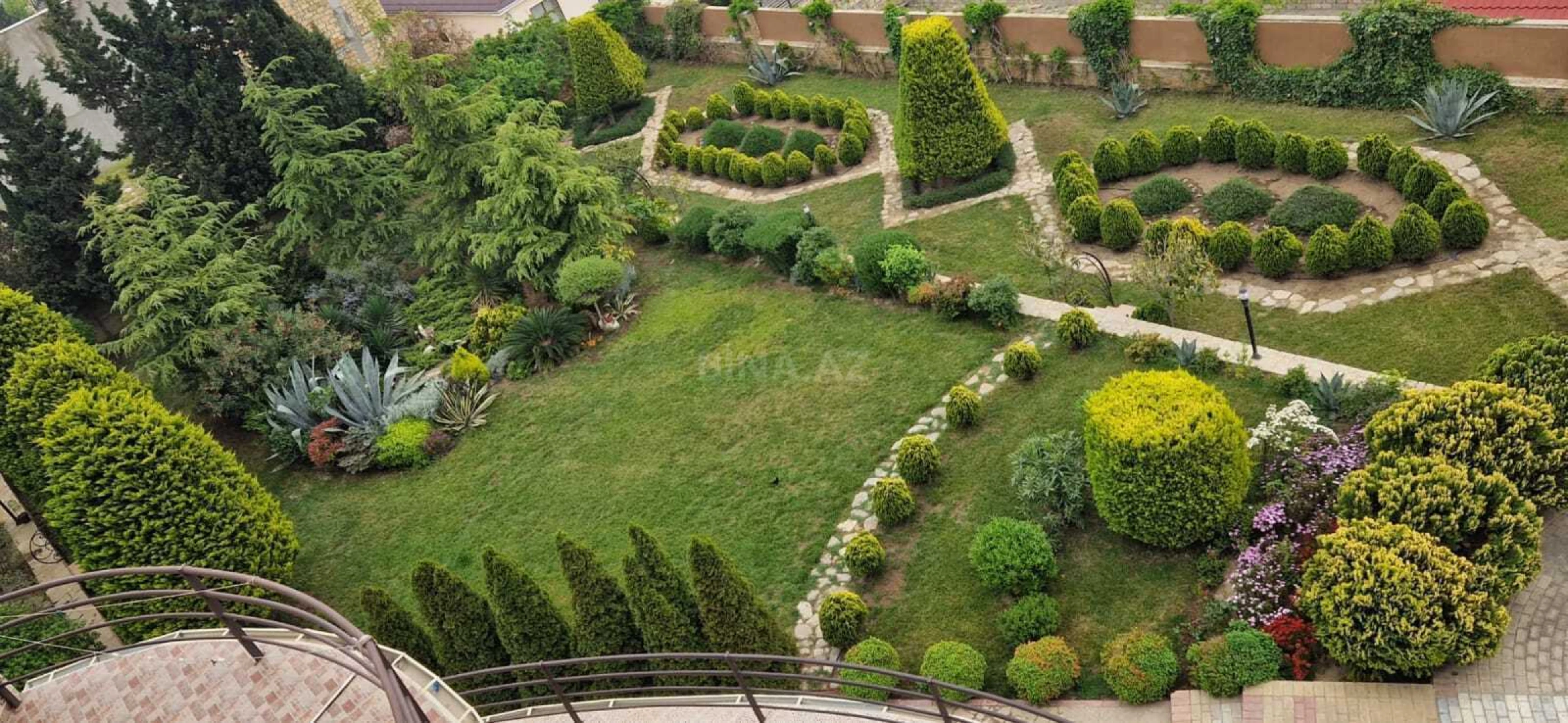 Satılır 9 otaqlı həyət evi 700 m²