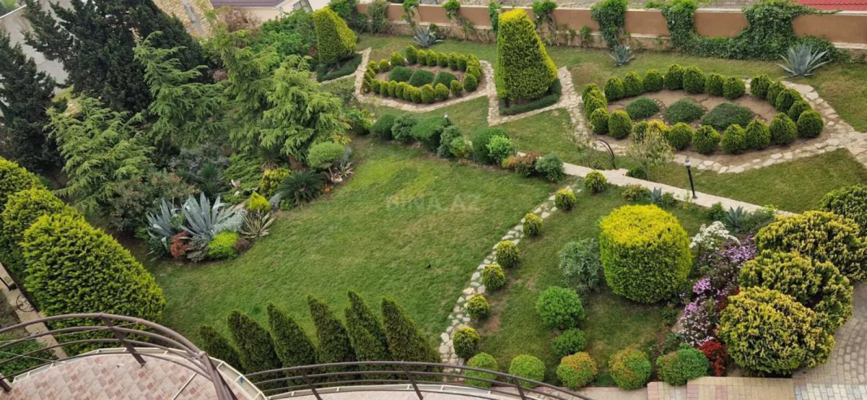 Satılır 9 otaqlı həyət evi 700 m²