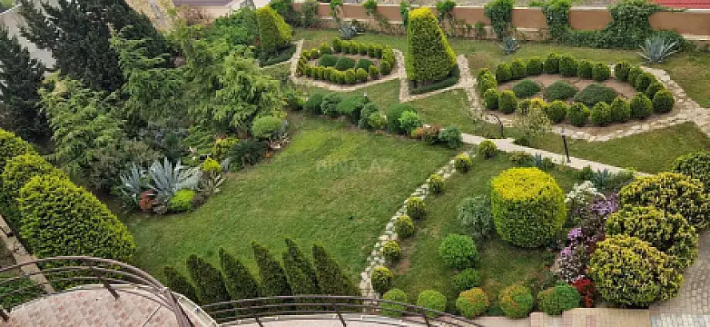 Satılır 9 otaqlı həyət evi 700 m²