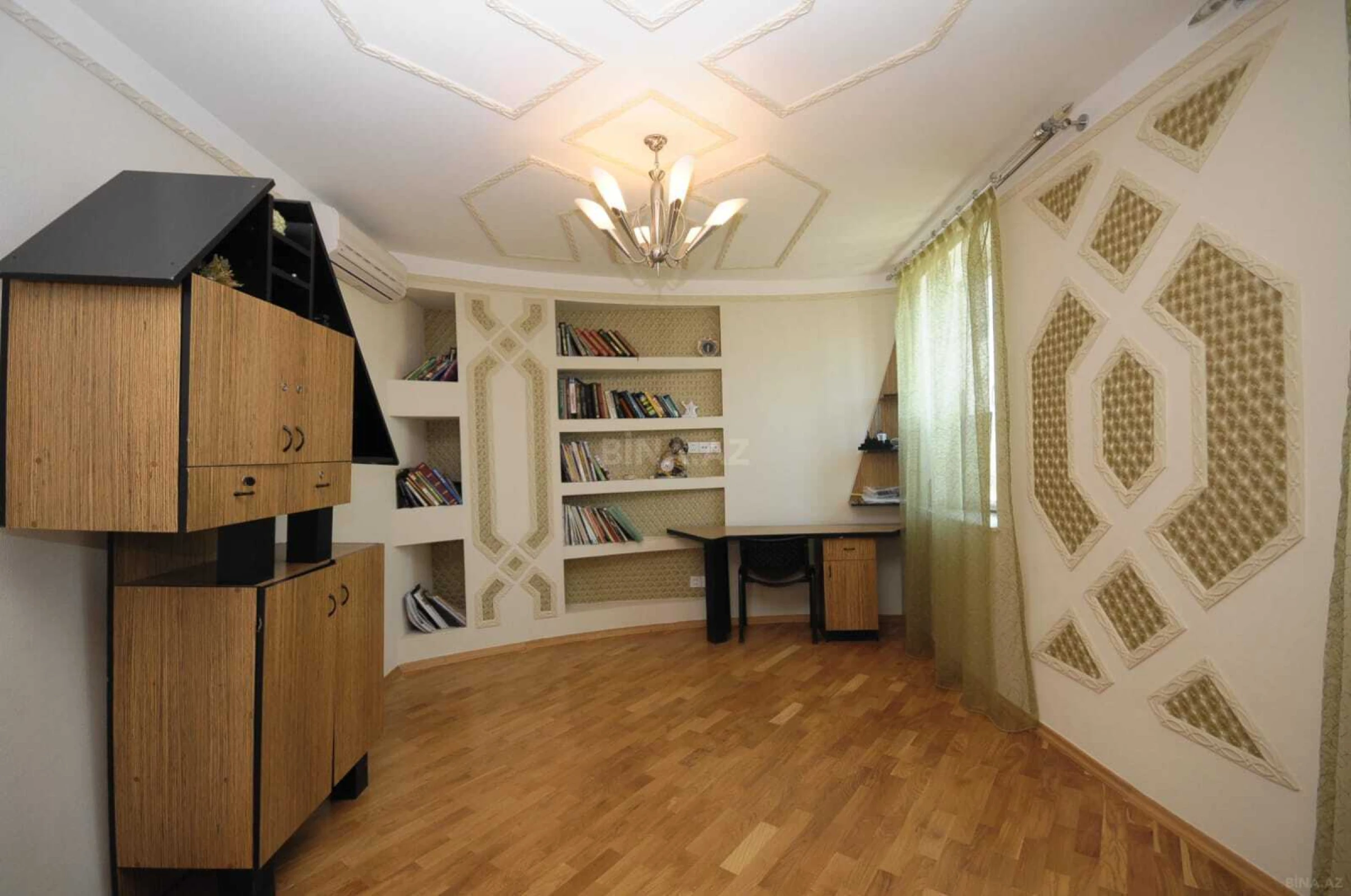 Satılır 9 otaqlı həyət evi 700 m²