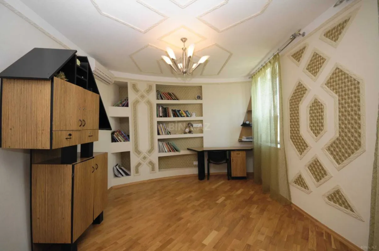 Satılır 9 otaqlı həyət evi 700 m²