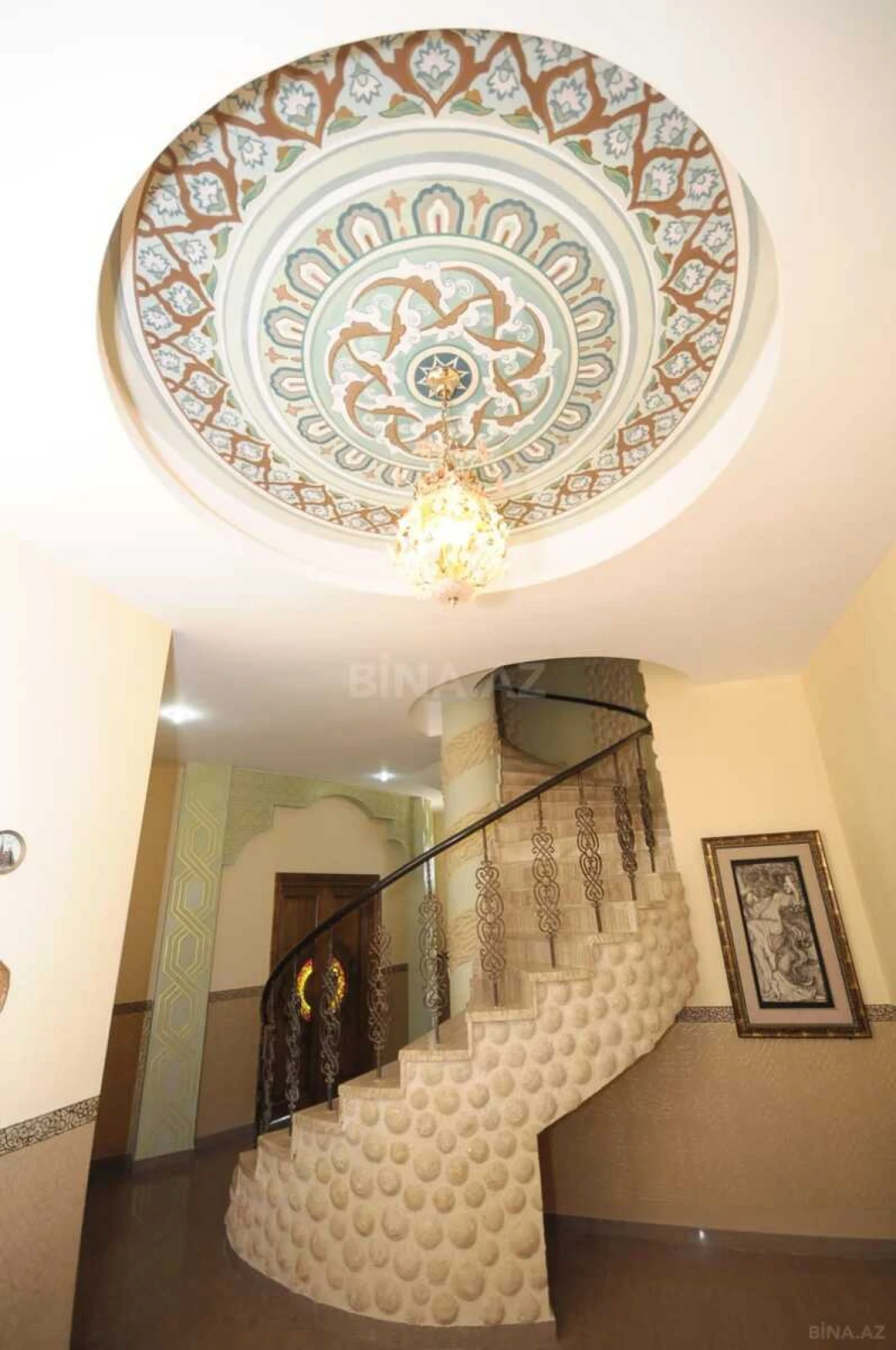 Satılır 9 otaqlı həyət evi 700 m²