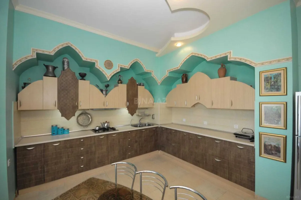 Satılır 9 otaqlı həyət evi 700 m²