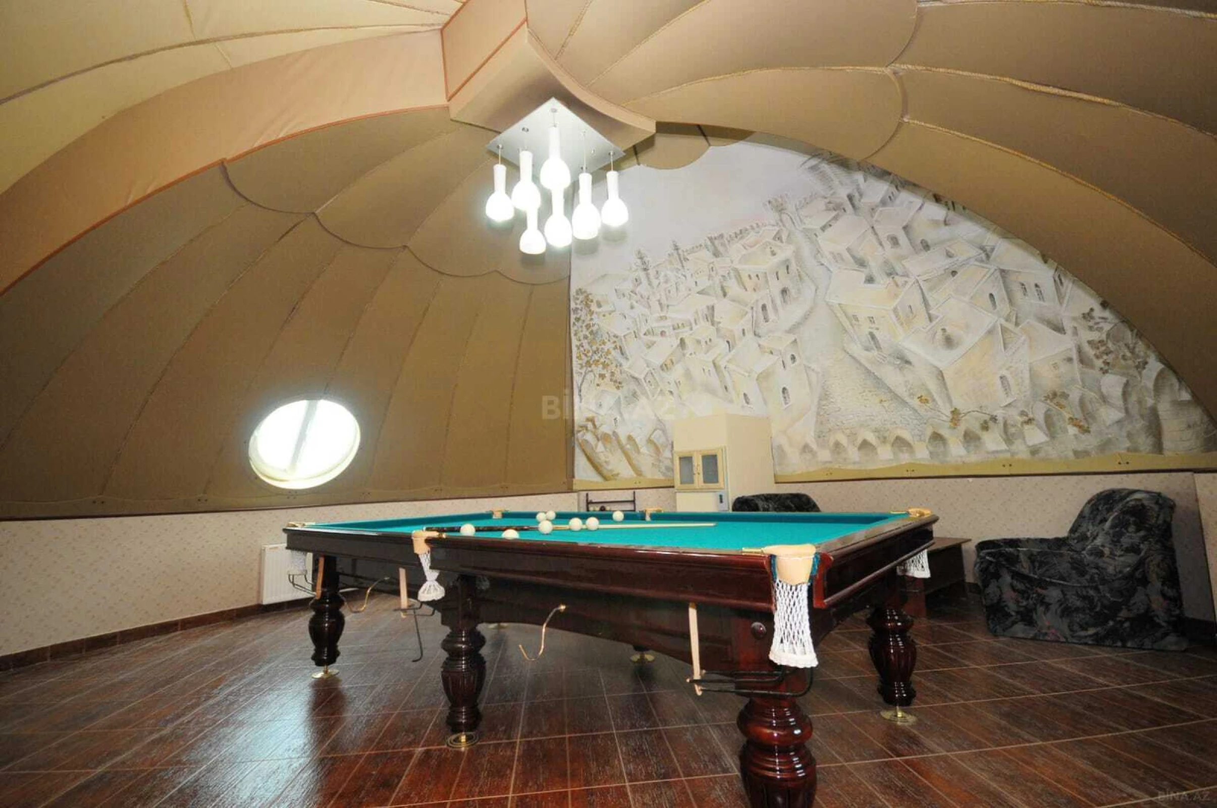 Satılır 9 otaqlı həyət evi 700 m²