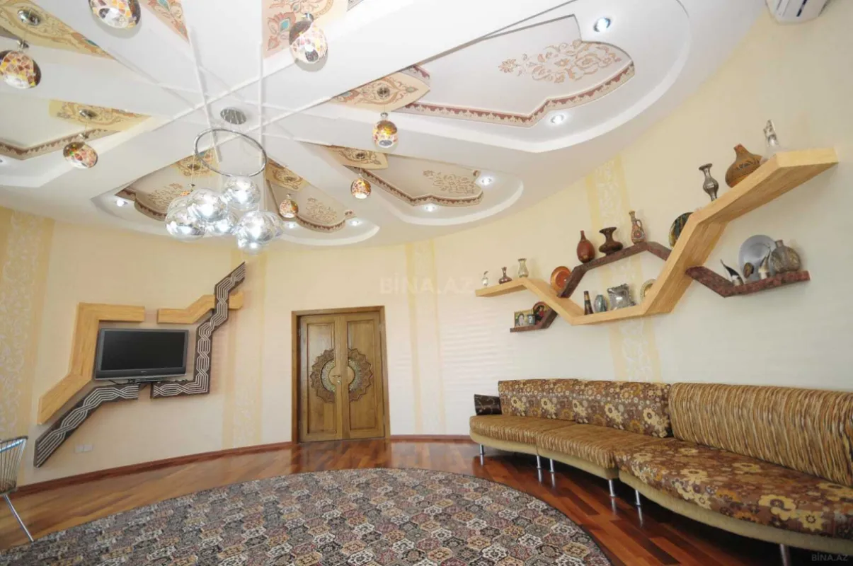 Satılır 9 otaqlı həyət evi 700 m²