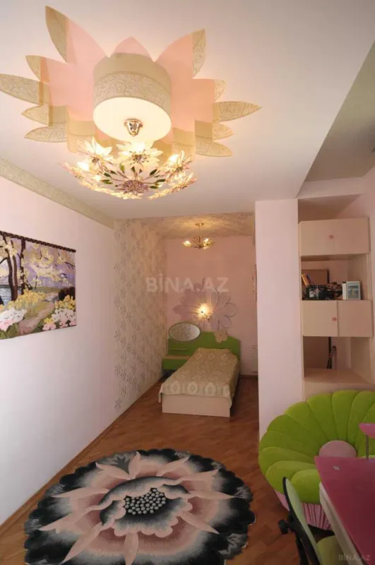 Satılır 9 otaqlı həyət evi 700 m²