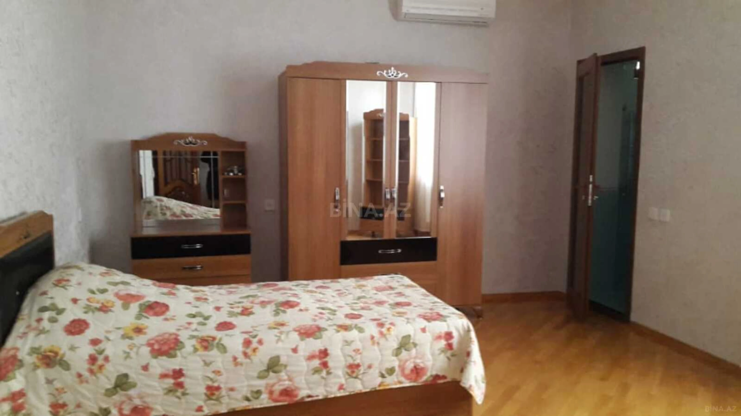 Satılır 8 otaqlı həyət evi 600 m²