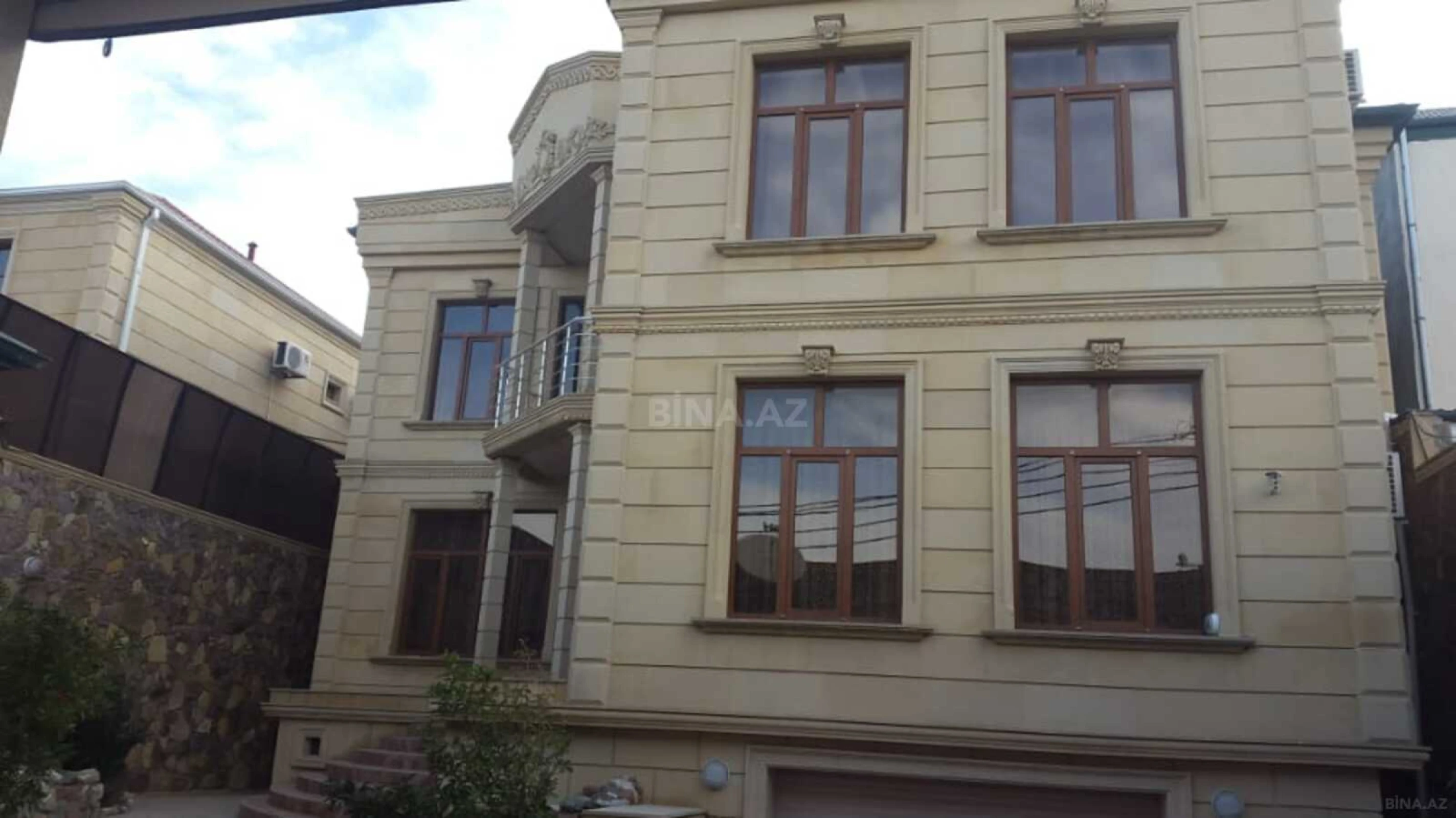 Satılır 8 otaqlı həyət evi 600 m²