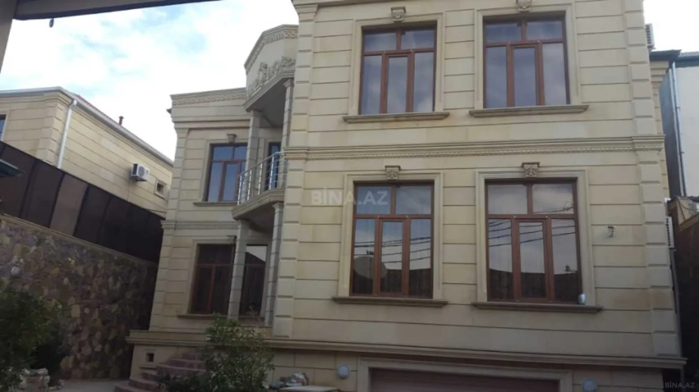Satılır 8 otaqlı həyət evi 600 m²