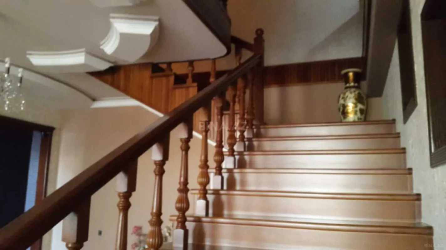 Satılır 8 otaqlı həyət evi 600 m²