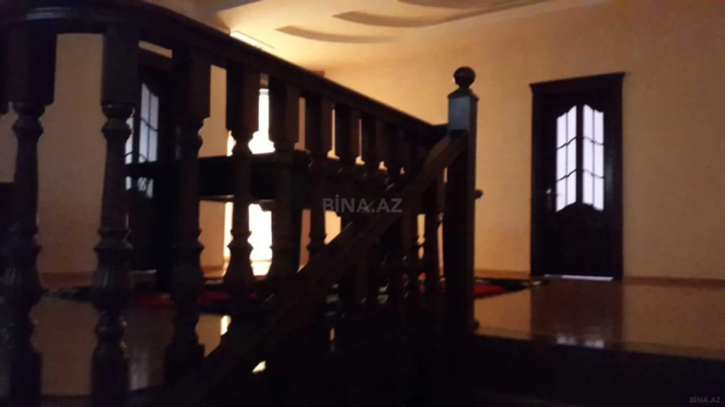 Satılır 8 otaqlı həyət evi 600 m²