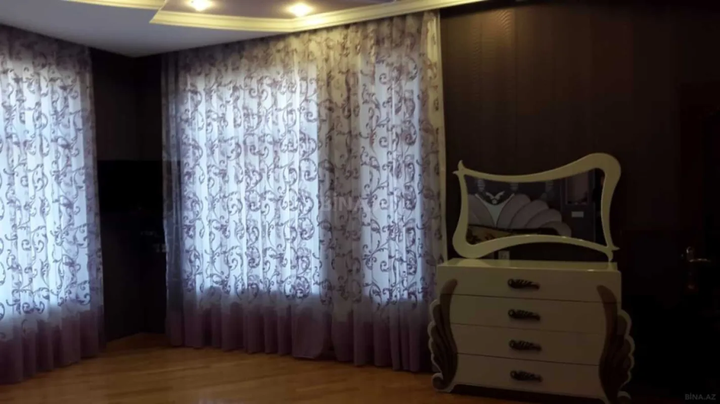 Satılır 8 otaqlı həyət evi 600 m²