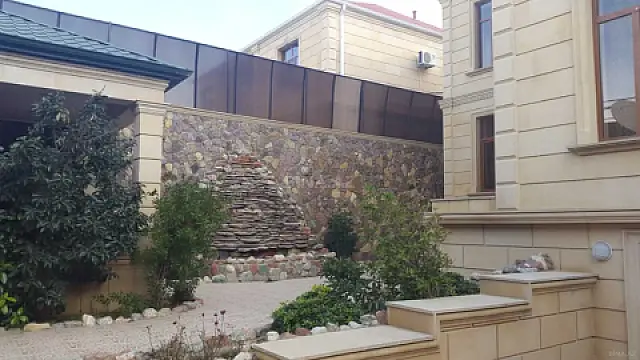 Satılır 8 otaqlı həyət evi 600 m²