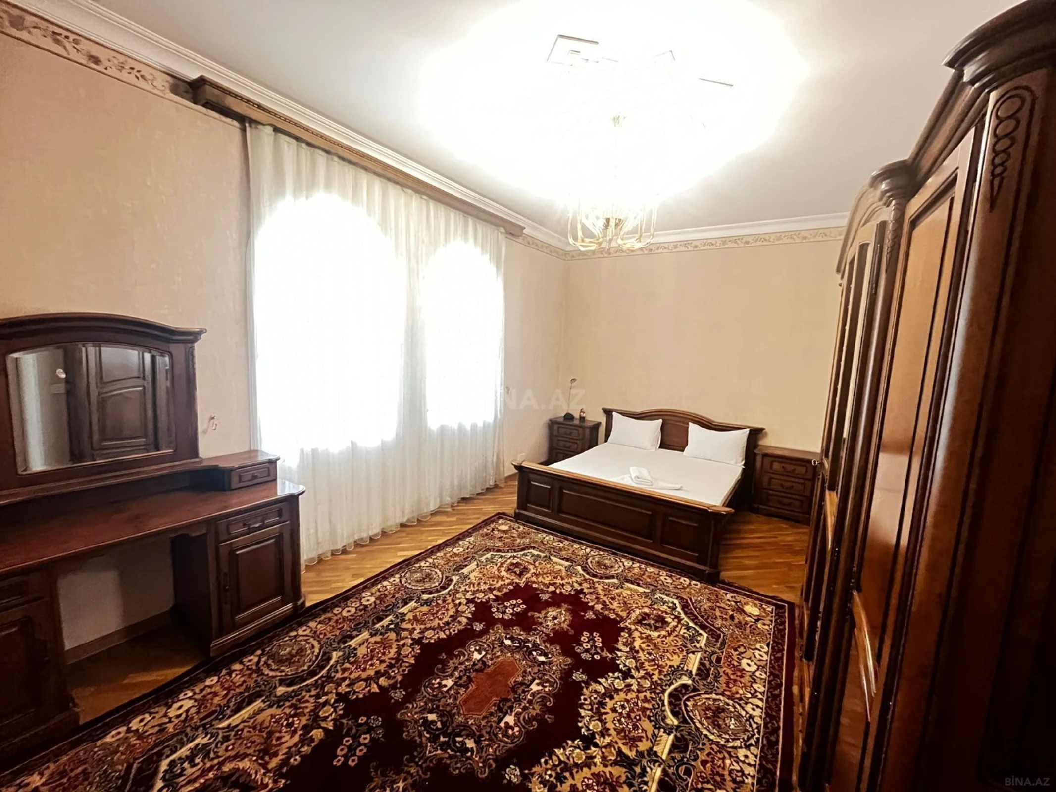 Satılır 9 otaqlı həyət evi 450 m²