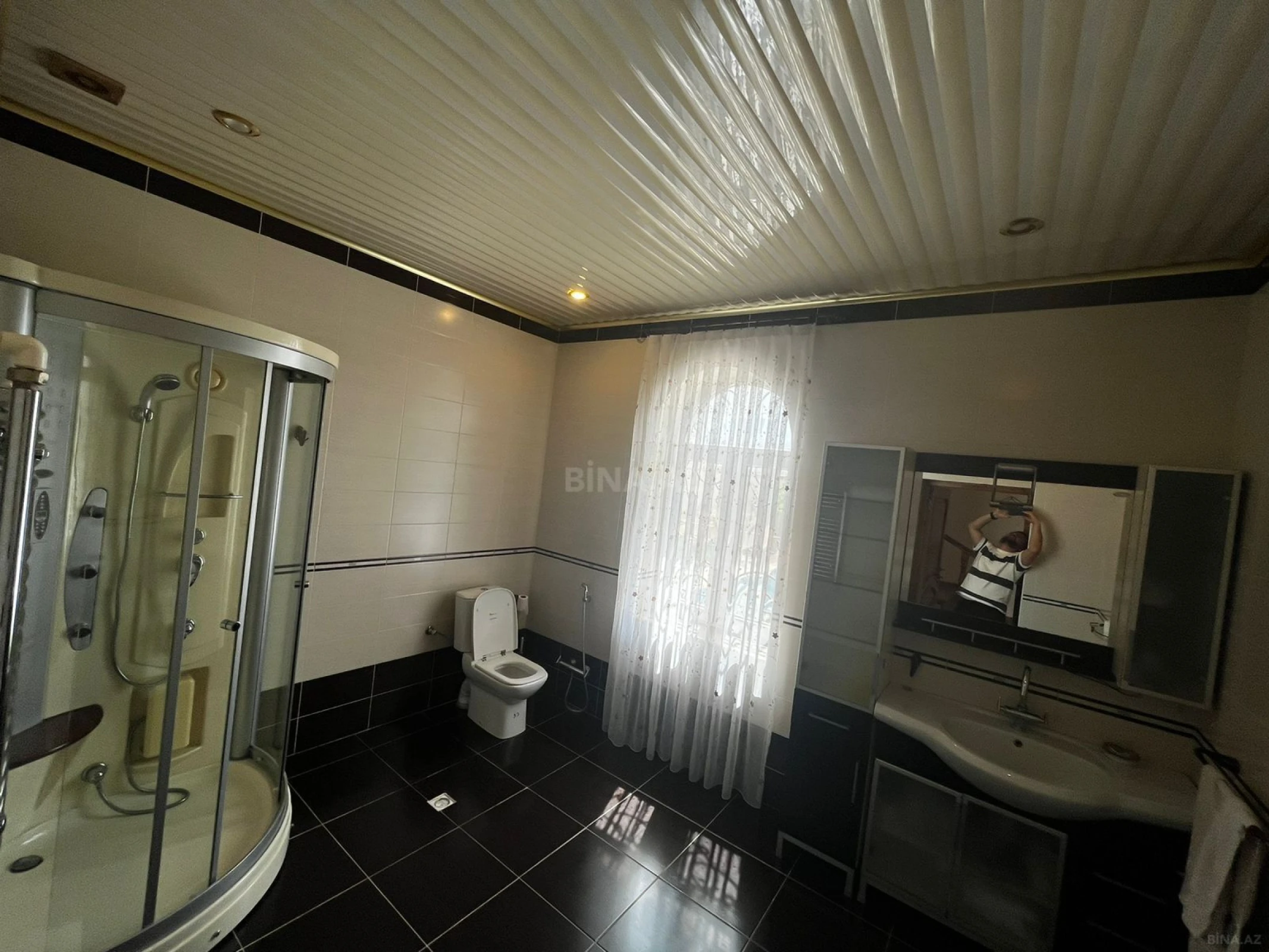 Satılır 9 otaqlı həyət evi 450 m²