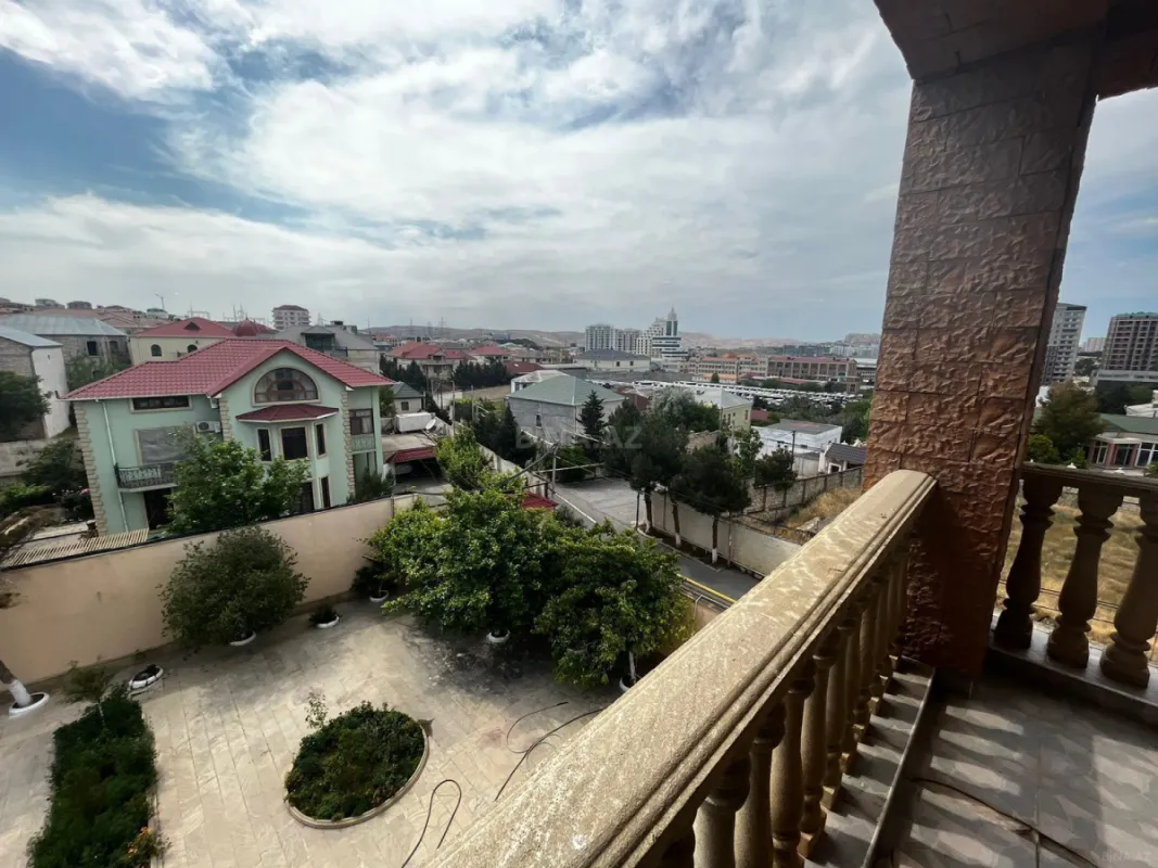 Satılır 9 otaqlı həyət evi 450 m²