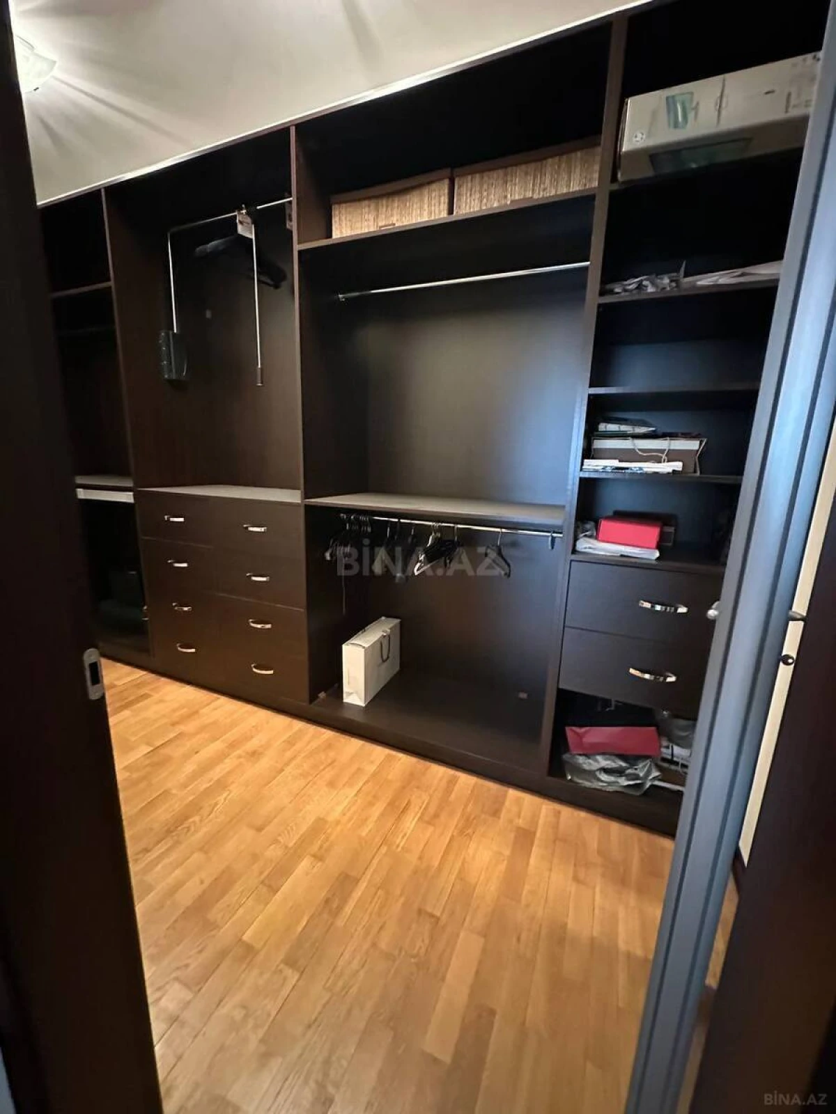 Satılır 4 otaqlı mənzil 235 m²