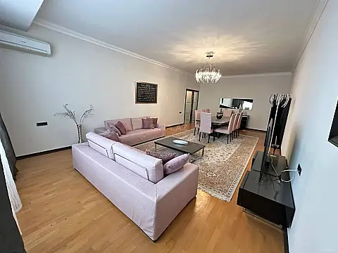 Satılır 4 otaqlı mənzil 235 m²