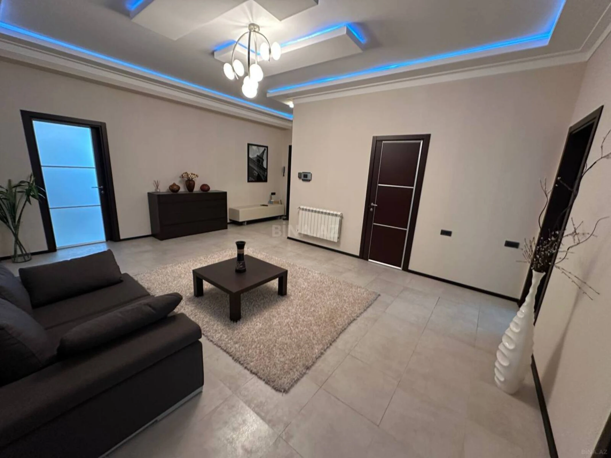 Satılır 4 otaqlı mənzil 235 m²