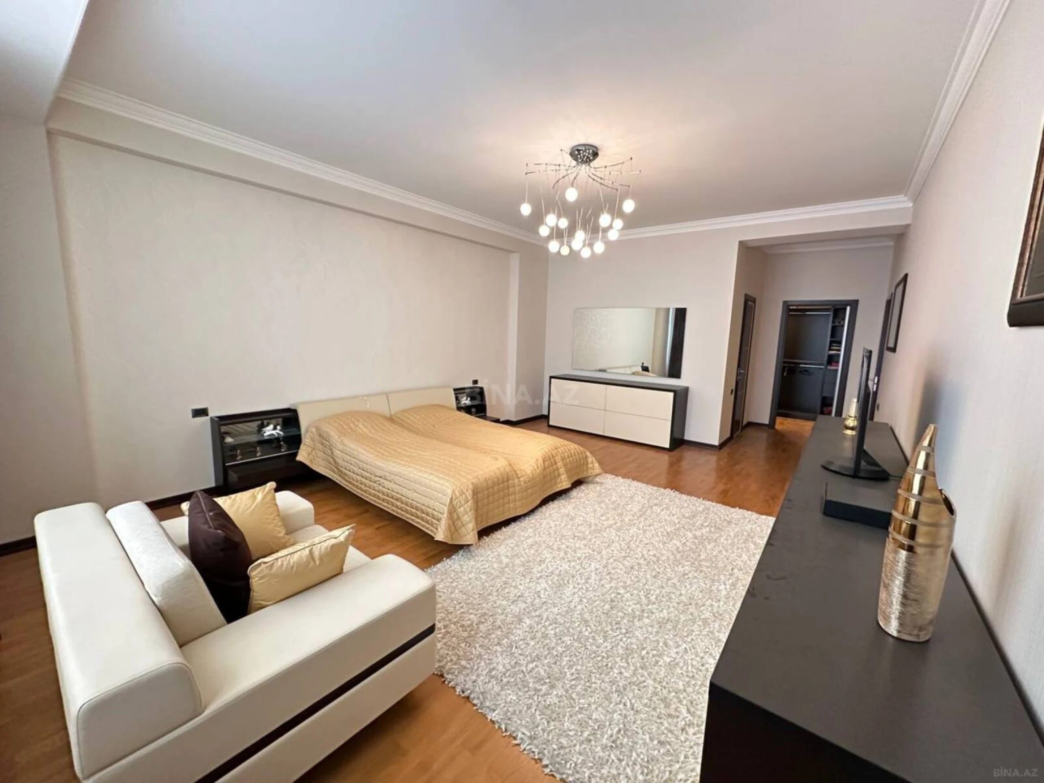 Satılır 4 otaqlı mənzil 235 m²