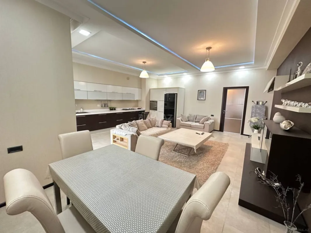Satılır 4 otaqlı mənzil 235 m²