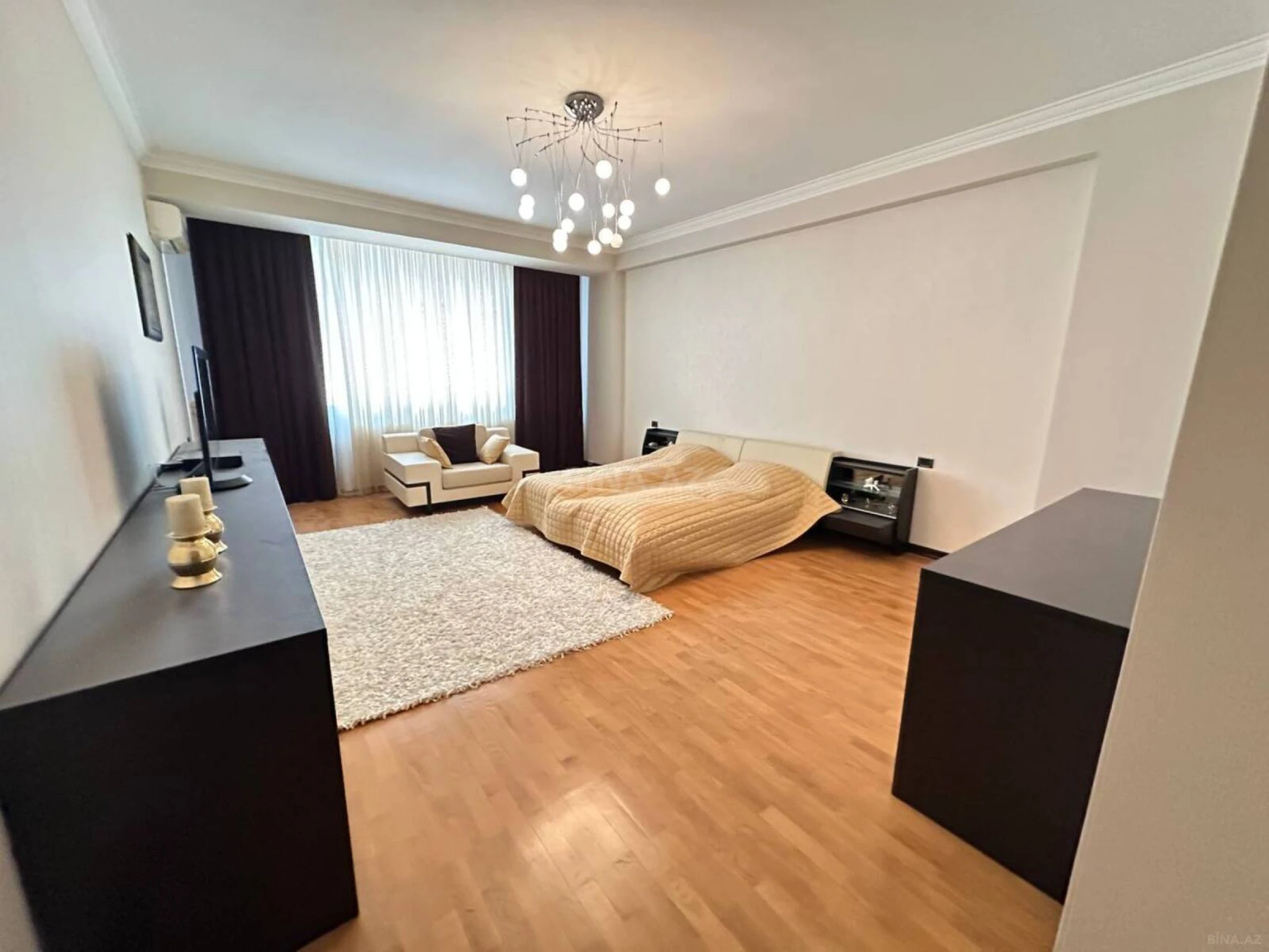 Satılır 4 otaqlı mənzil 235 m²