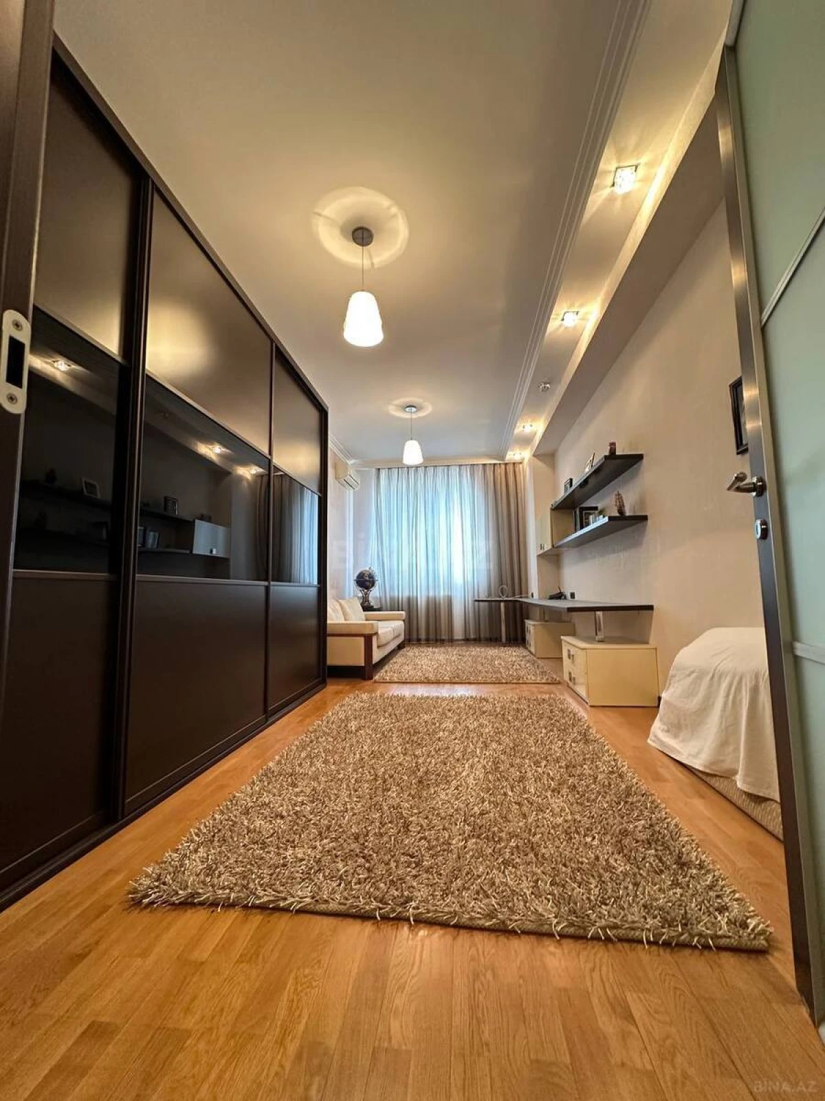 Satılır 4 otaqlı mənzil 235 m²
