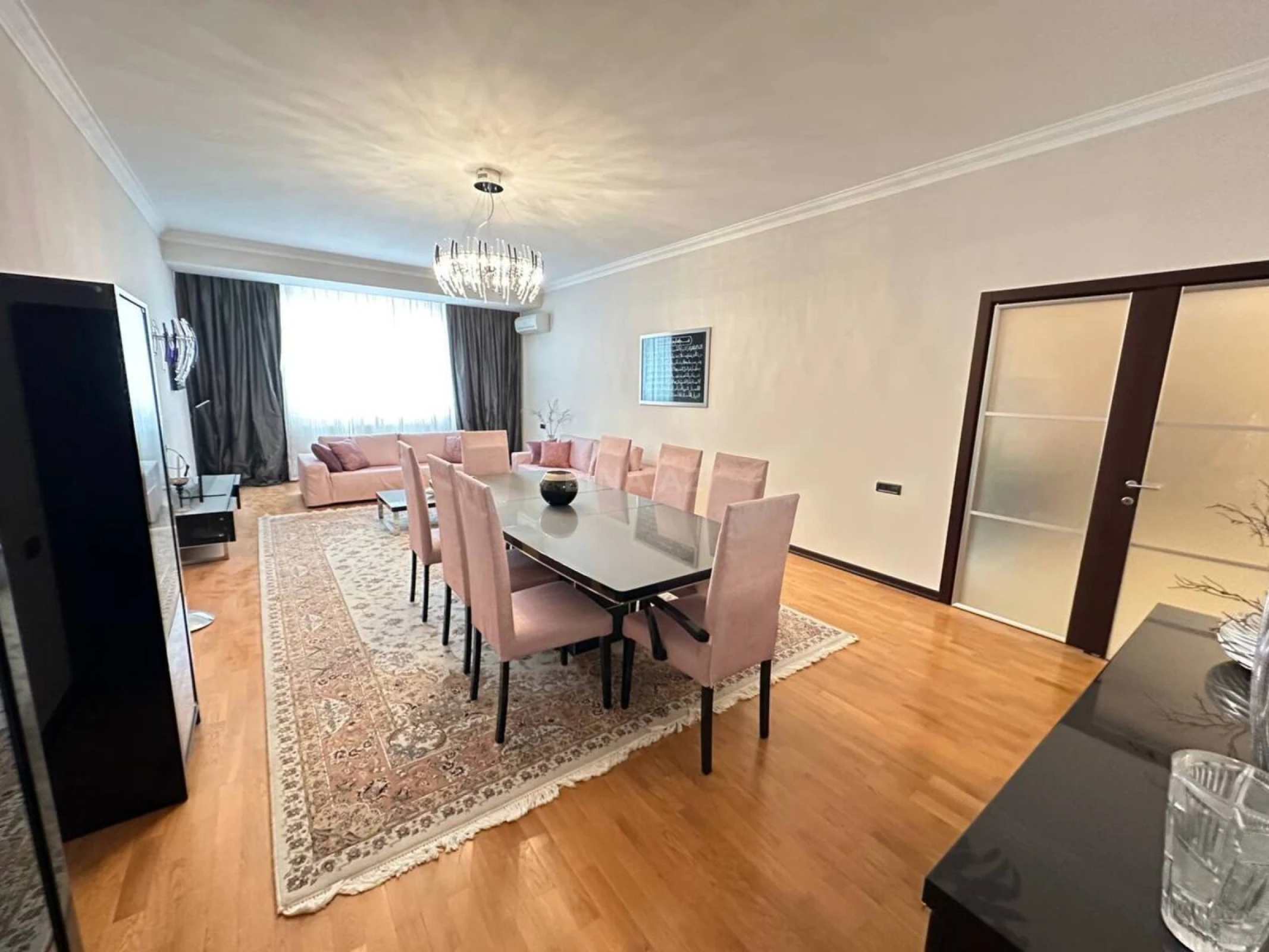 Satılır 4 otaqlı mənzil 235 m²