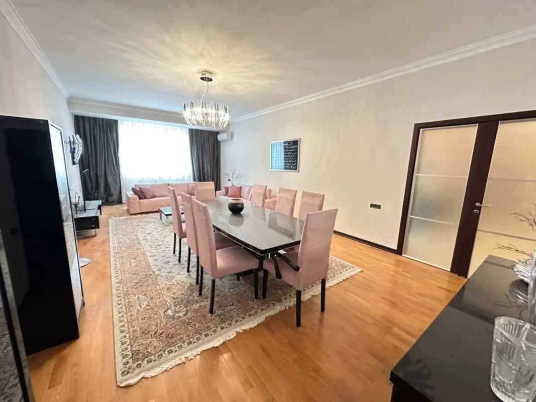 Satılır 4 otaqlı mənzil 235 m²