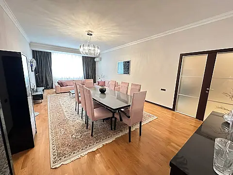 Satılır 4 otaqlı mənzil 235 m²