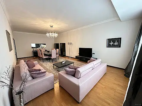Satılır 4 otaqlı mənzil 235 m²