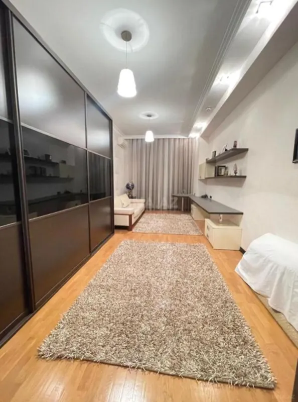 Satılır 4 otaqlı mənzil 240 m²