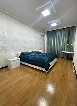 Satılır 4 otaqlı mənzil 240 m²