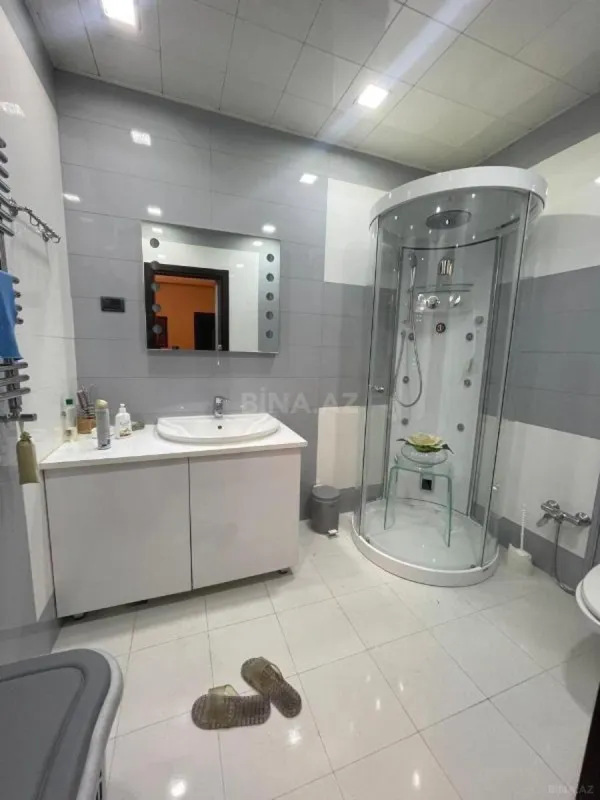 Satılır 4 otaqlı mənzil 240 m²