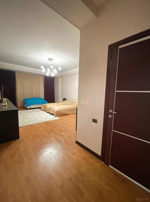 Satılır 4 otaqlı mənzil 240 m²