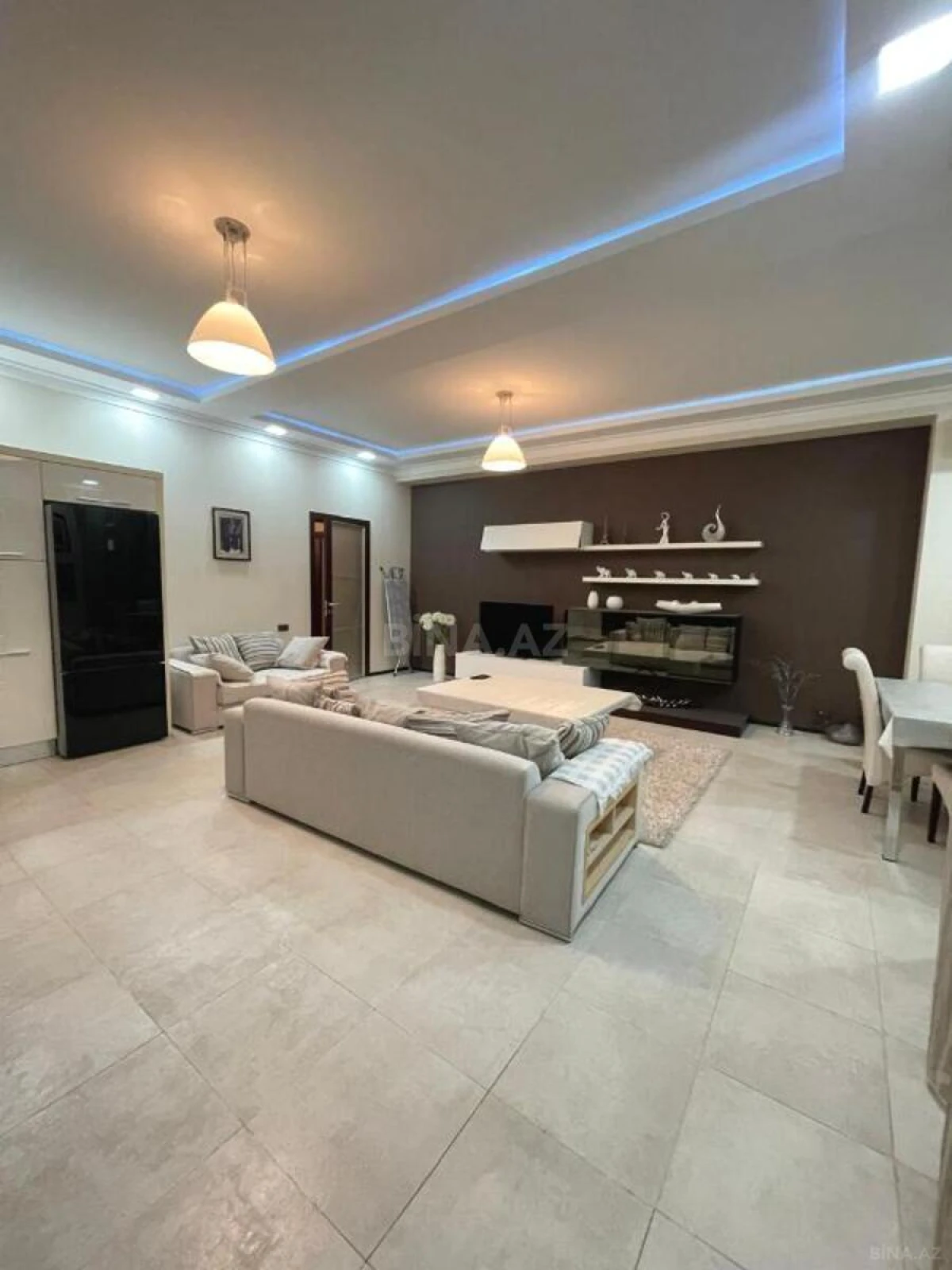 Satılır 4 otaqlı mənzil 240 m²