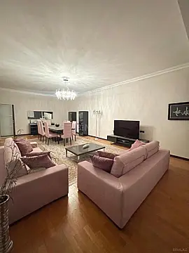 Satılır 4 otaqlı mənzil 240 m²
