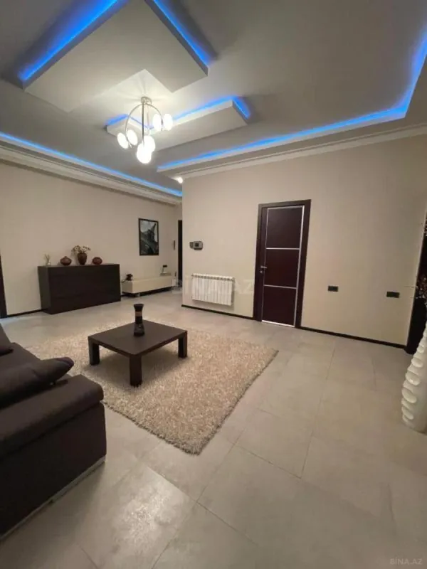 Satılır 4 otaqlı mənzil 240 m²