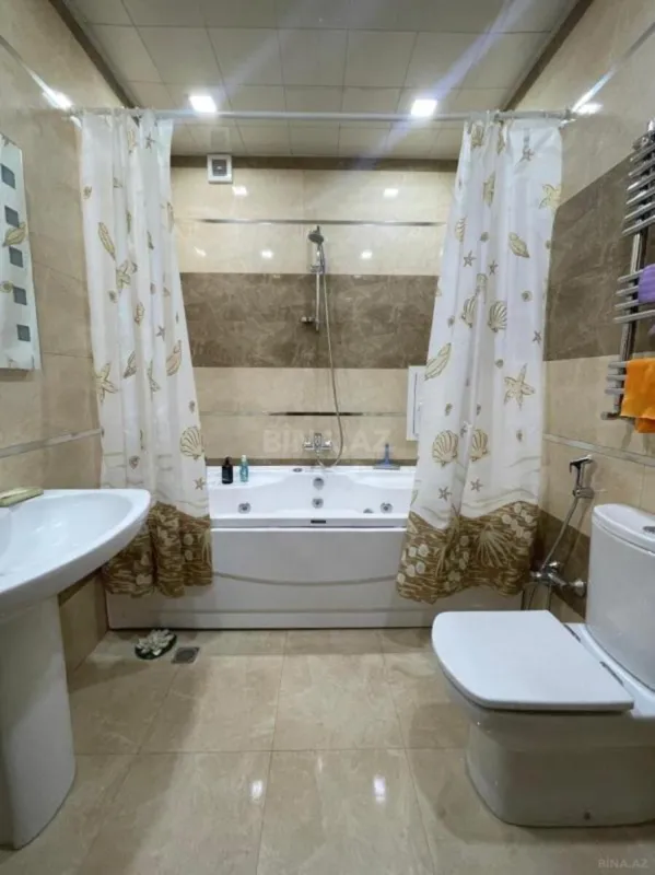 Satılır 4 otaqlı mənzil 240 m²