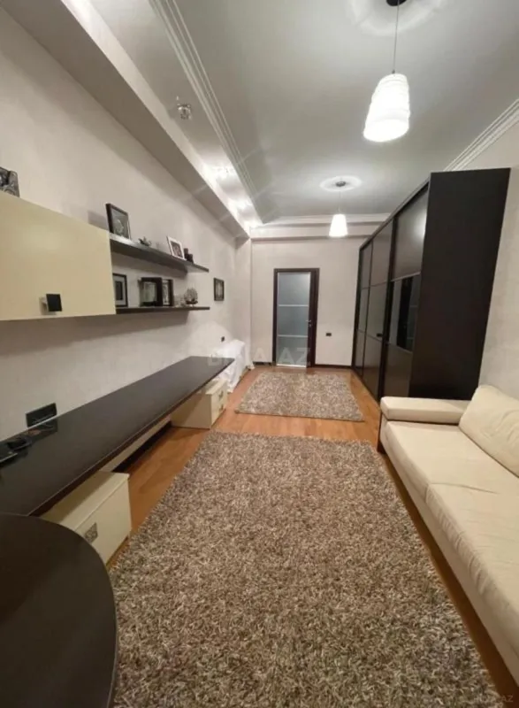 Satılır 4 otaqlı mənzil 240 m²
