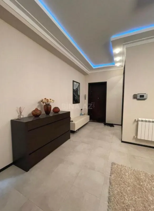 Satılır 4 otaqlı mənzil 240 m²
