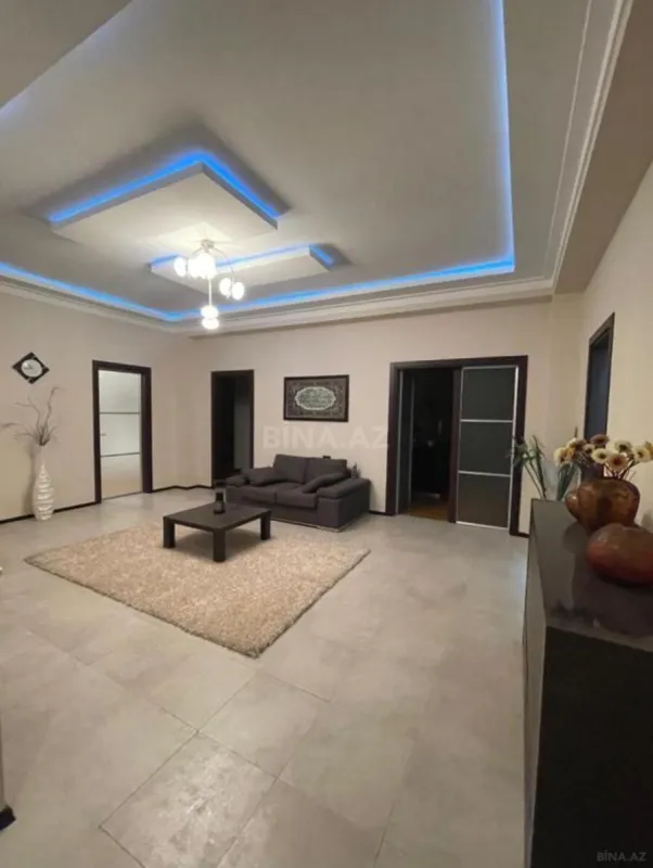 Satılır 4 otaqlı mənzil 240 m²