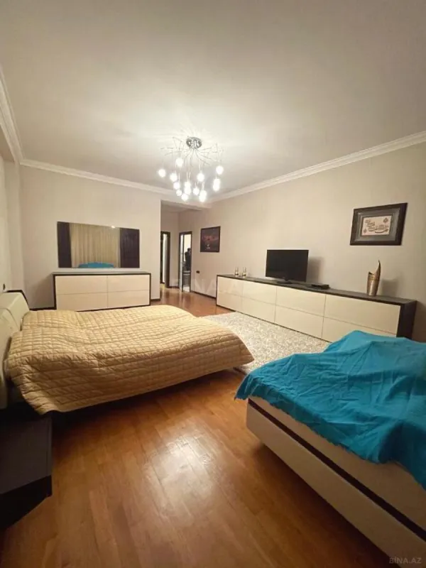 Satılır 4 otaqlı mənzil 240 m²