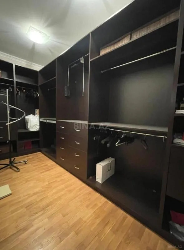 Satılır 4 otaqlı mənzil 240 m²