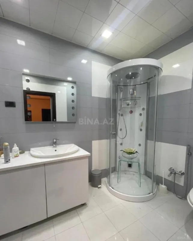 Satılır 4 otaqlı mənzil 240 m²